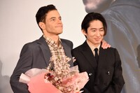 三宅健（右）の肩に手を置くラミ・マレック（左）