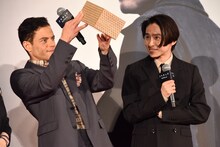 “寄木細工の秘密箱”を舐めるように観察するラミ・マレック（左）