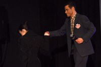 レイチェル・ブロズナハン（左）をエスコートするラミ・マレック（右）