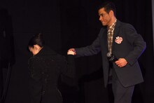 レイチェル・ブロズナハン（左）をエスコートするラミ・マレック（右）