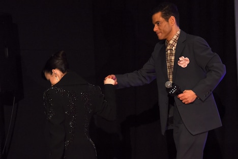 レイチェル・ブロズナハン（左）をエスコートするラミ・マレック（右）