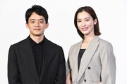 特集ドラマ「シリーズ横溝正史短編集IV～金田一耕助 悔やむ～」合同取材会の様子。左から池松壮亮、月城かなと