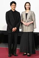 左から池松壮亮、月城かなと