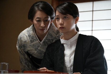 まどか（深川麻衣）の耳元でささやくおかみ（片岡礼子）