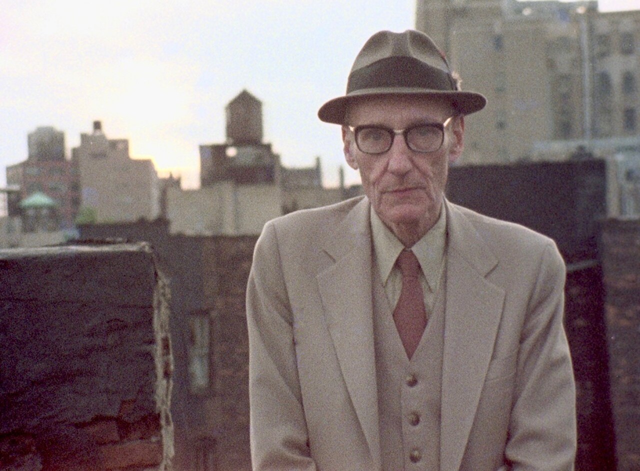 ウィリアム・S・バロウズが血まみれ白衣姿に、ドキュメンタリー「バロウズ」予告編