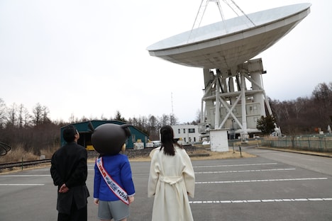 国立天文台野辺山 宇宙観測所にて、天文台を見上げる山田孝之（左）、江戸川コナン（中央）、山下美月（右）