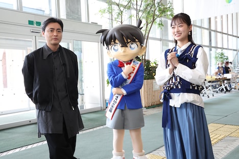 左から山田孝之、江戸川コナン、山下美月