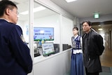 長野県警本部長・鈴木達也(左)の説明を聞く山田孝之(右)、山下美月(中央)