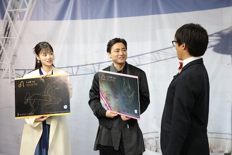 左から山下美月、山田孝之、西村淳