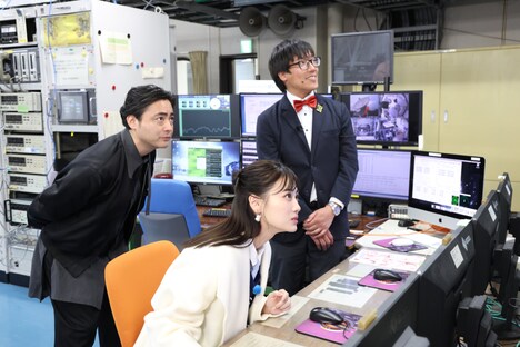 電波観測に挑戦する山下美月（中央下）