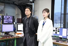 左から山田孝之、山下美月