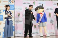 左から山下美月、山田孝之、江戸川コナン