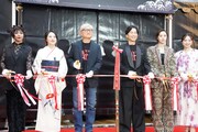 「渋谷 ドリカム シアター supported by Page30」テープカットの様子。左からMAAKIII、林田麻里、堤幸彦、中村正人、唐田えりか、広山詞葉