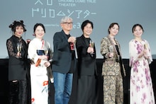 「渋谷 ドリカム シアター supported by Page30」レセプションパーティでの乾杯の様子。左からMAAKIII、林田麻里、堤幸彦、中村正人、唐田えりか、広山詞葉