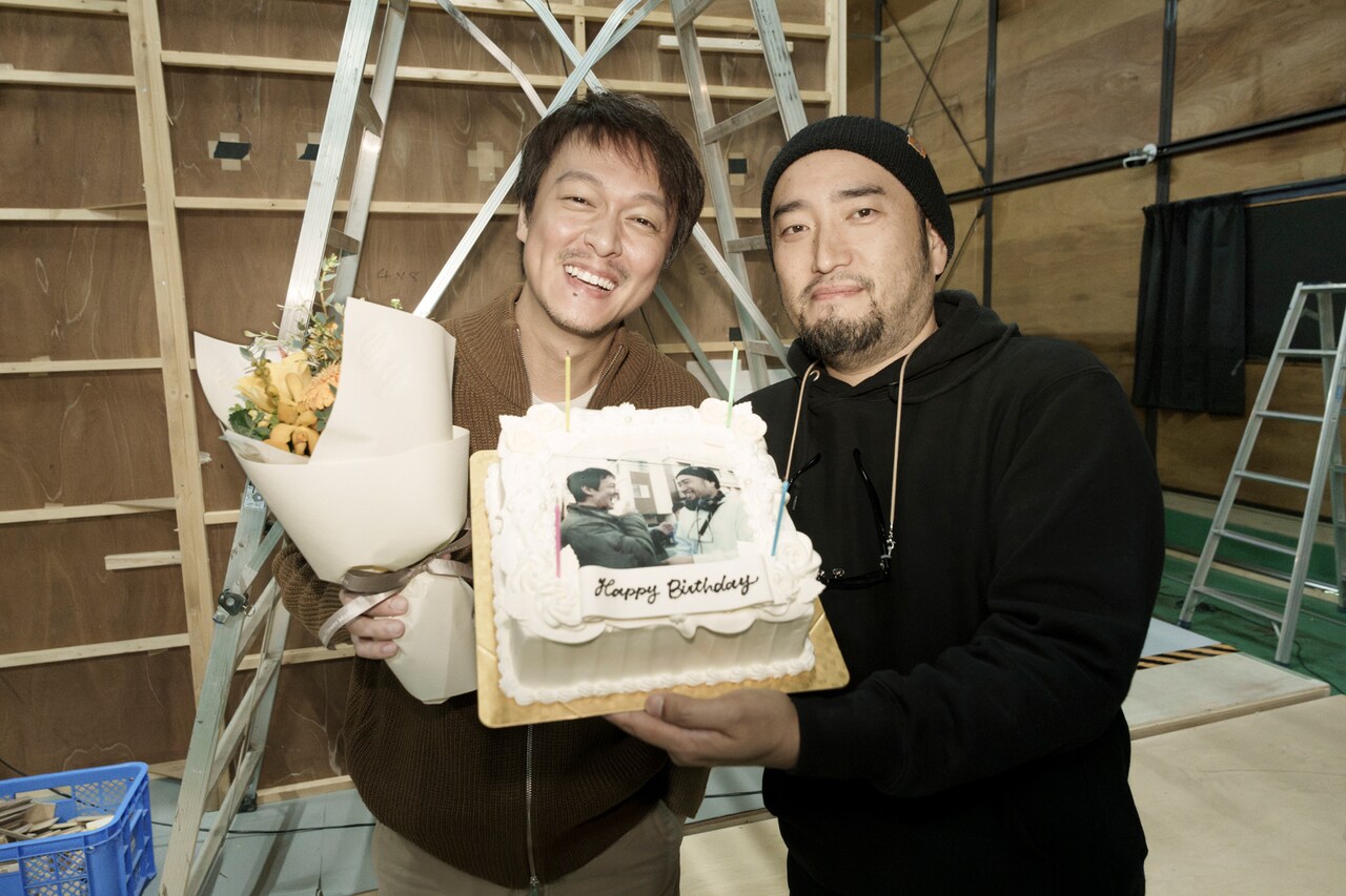 「金子差入店」メイキング写真より、左から丸山隆平、古川豪