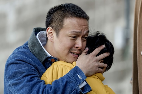 「金子差入店」新場面写真より、丸山隆平演じる金子真司（左）