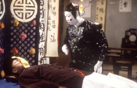 「霊幻師弟 人嚇人」場面写真