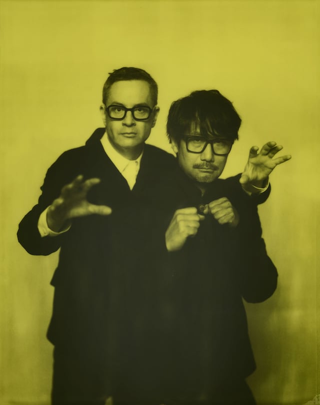 ニコラス・ウィンディング・レフン（左）と小島秀夫（右）による展覧会「“SATELLITES” BY NICOLAS WINDING REFN WITH HIDEO KOJIMA」のビジュアル Photo by Yuji Watanabe