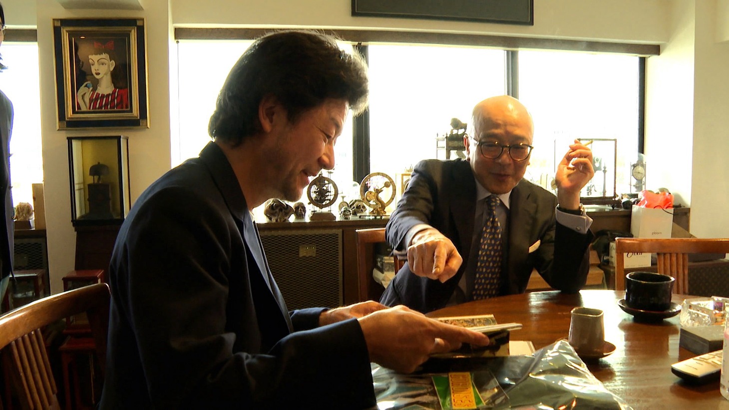 「スイッチインタビュー」より、山田五郎（奥）と浅野忠信（手前）