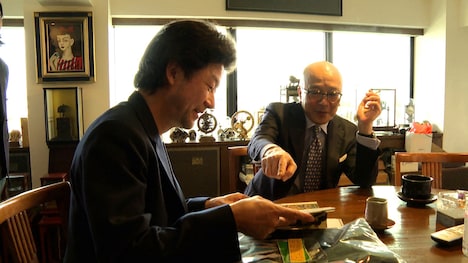 「スイッチインタビュー」より、山田五郎（奥）と浅野忠信（手前）