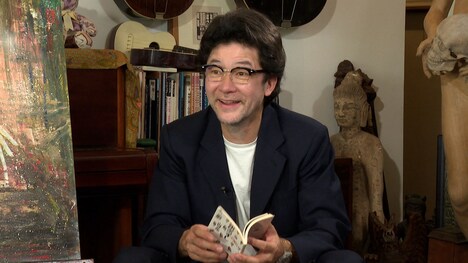 「スイッチインタビュー」より、浅野忠信（奥）