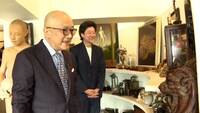 「スイッチインタビュー」より、山田五郎（手前）と浅野忠信（奥）
