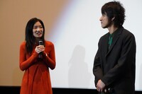 三元雅芸（右）に「今日からじっくり観察しようと思います！」と宣言する東野絢香（左）