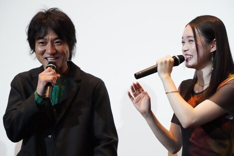 左から三元雅芸、高石あかり