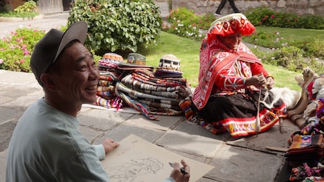 「憲武 成美の 南米・インカ 夫婦道」前編より、同い年の女性の絵を描く木梨憲武