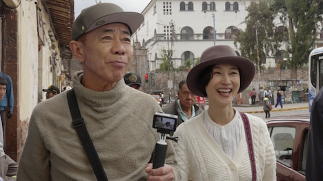 旅をスタートさせる木梨憲武と安田成美