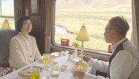 「憲武 成美の 南米・インカ 夫婦道」後編より、高山列車・チチカカ号で朝食を食べる木梨憲武（右）、安田成美（左）