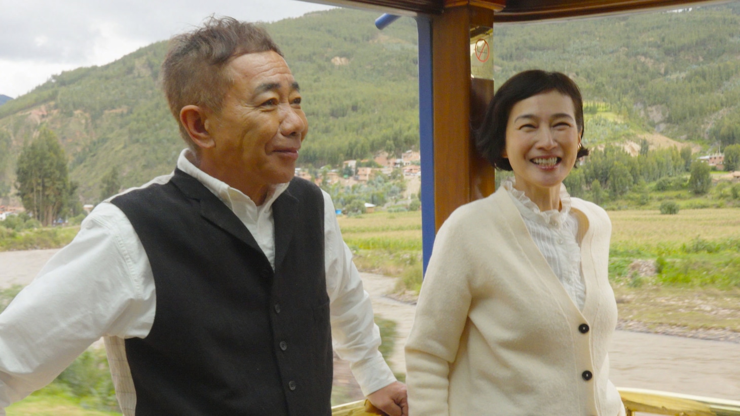 高山列車・チチカカ号に乗る木梨憲武と安田成美