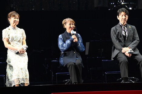 左から山崎和佳奈、高山みなみ、高田裕司