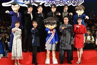 前列左から山崎和佳奈、高山みなみ、江戸川コナン、山田孝之、山下美月。後列左から毛利小五郎、小山力也、高田裕司、速水奨、小清水亜美、毛利蘭