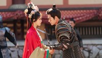 中国ドラマ「七時吉祥～エンドレス・ラブ～」より、左からヤン・チャオユエ（楊超越）演じる祥雲（しょううん）、ディン・ユーシー（丁禹兮）演じる初空（しょこう）
