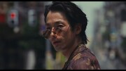 Leminoオリジナルドラマ「飛鳥クリニックは今日も雨」より、森山未來演じるリー