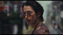 Leminoオリジナルドラマ「飛鳥クリニックは今日も雨」より、森山未來演じるリー