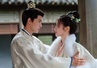 中国ドラマ「流水舞花～遥かなる月落城～」より、左からアレン・レン（任嘉倫）演じる衛昭、リー・ランディー（李蘭迪）演じる江慈