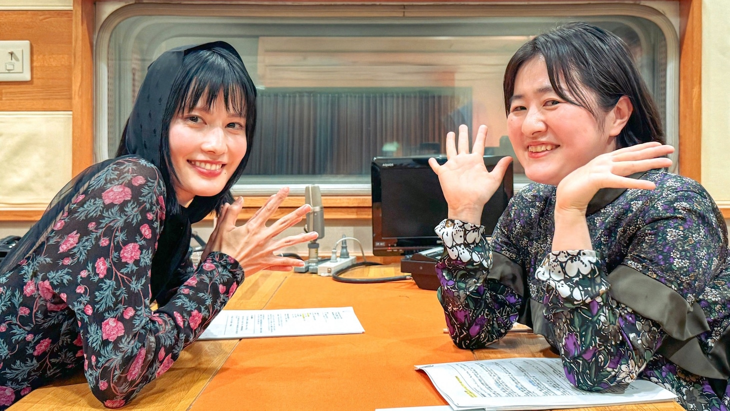 「ウチらと世界とエンタメと」より、橋本愛（左）と柚木麻子（右）