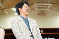 歓声の大きさに爆笑する大泉洋