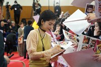 ファンサービスに応じる見上愛