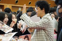 高校生に手を振る大泉洋