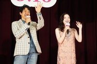 高校生に手を振る永野芽郁（右）、大泉洋（左）