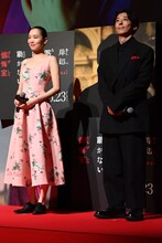 左から飯豊まりえ、高橋一生