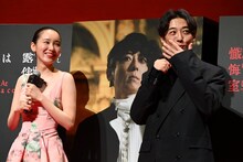 左から飯豊まりえ、高橋一生