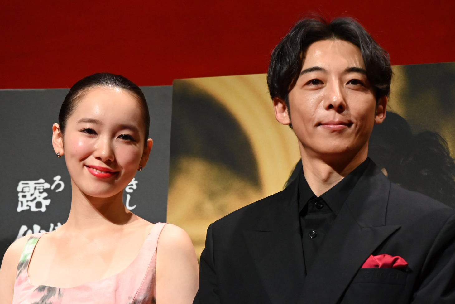 左から飯豊まりえ、高橋一生
