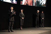 永瀬正敏（左手前）、羽田美智子（左奥）