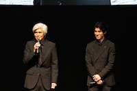 左から佐藤浩市、寛一郎