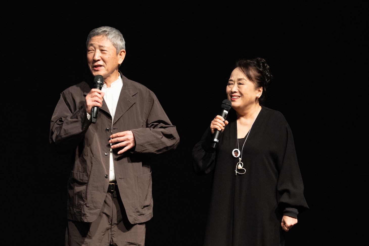 左から小林薫、渡辺えり