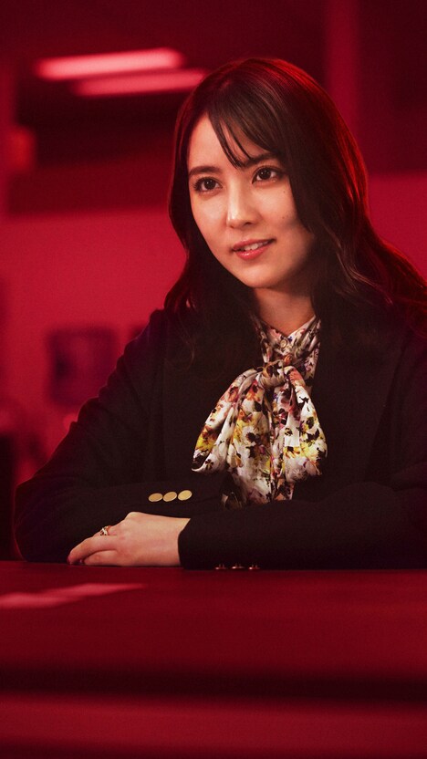 ドラマ「職場ギャンブラー」より、石川恋演じる桜井玲子